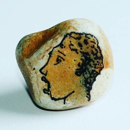 raysto_art's tweet photo. Surprise! 1 inch pebble art. #brightonart #raysto #1inchart #miniature #smallscaleart #repurchased https://t.co/P0gVEkjjQH