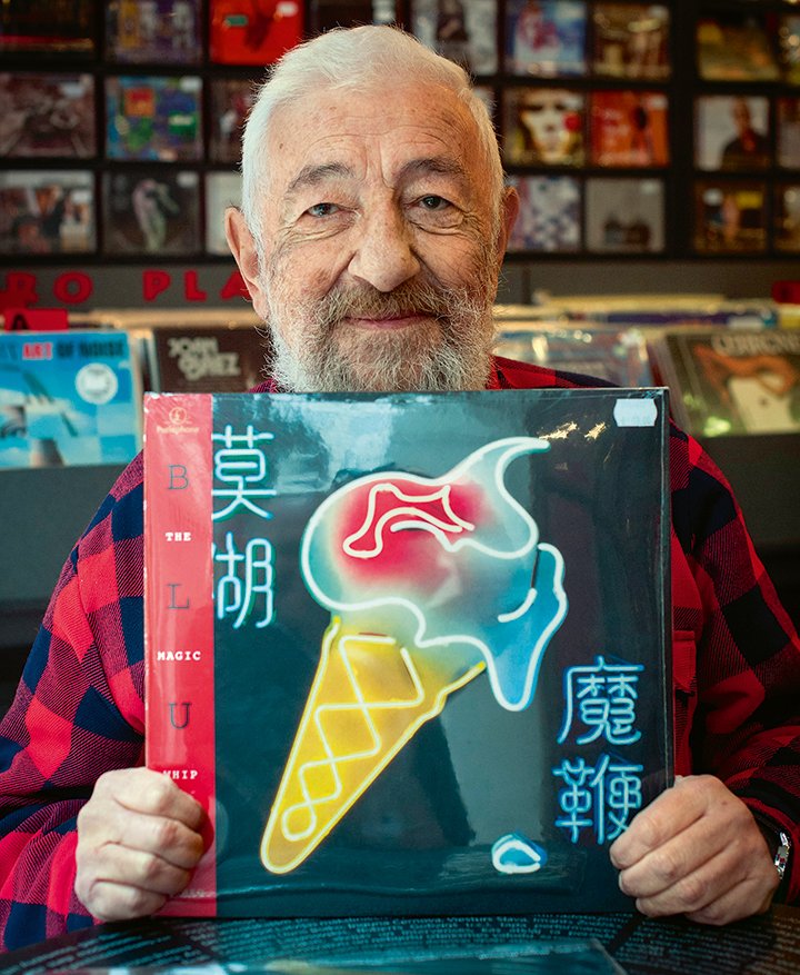 Brīdinām: prozaiķim Jurim Zvirgzdiņam 13. februārī apaļi 75. Ar ziediem un skūpstiem!