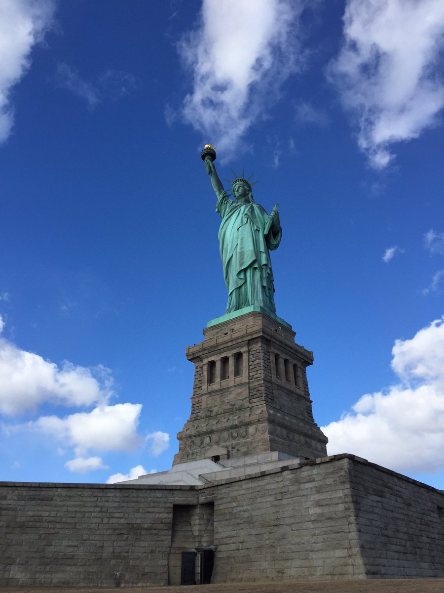 mrckendall's tweet photo. Amazing day 2 in a chilly New York!Final morning in NYC before heading to Phili and DC! #America2016@MrDean_History https://t.co/tESS4GZZI2