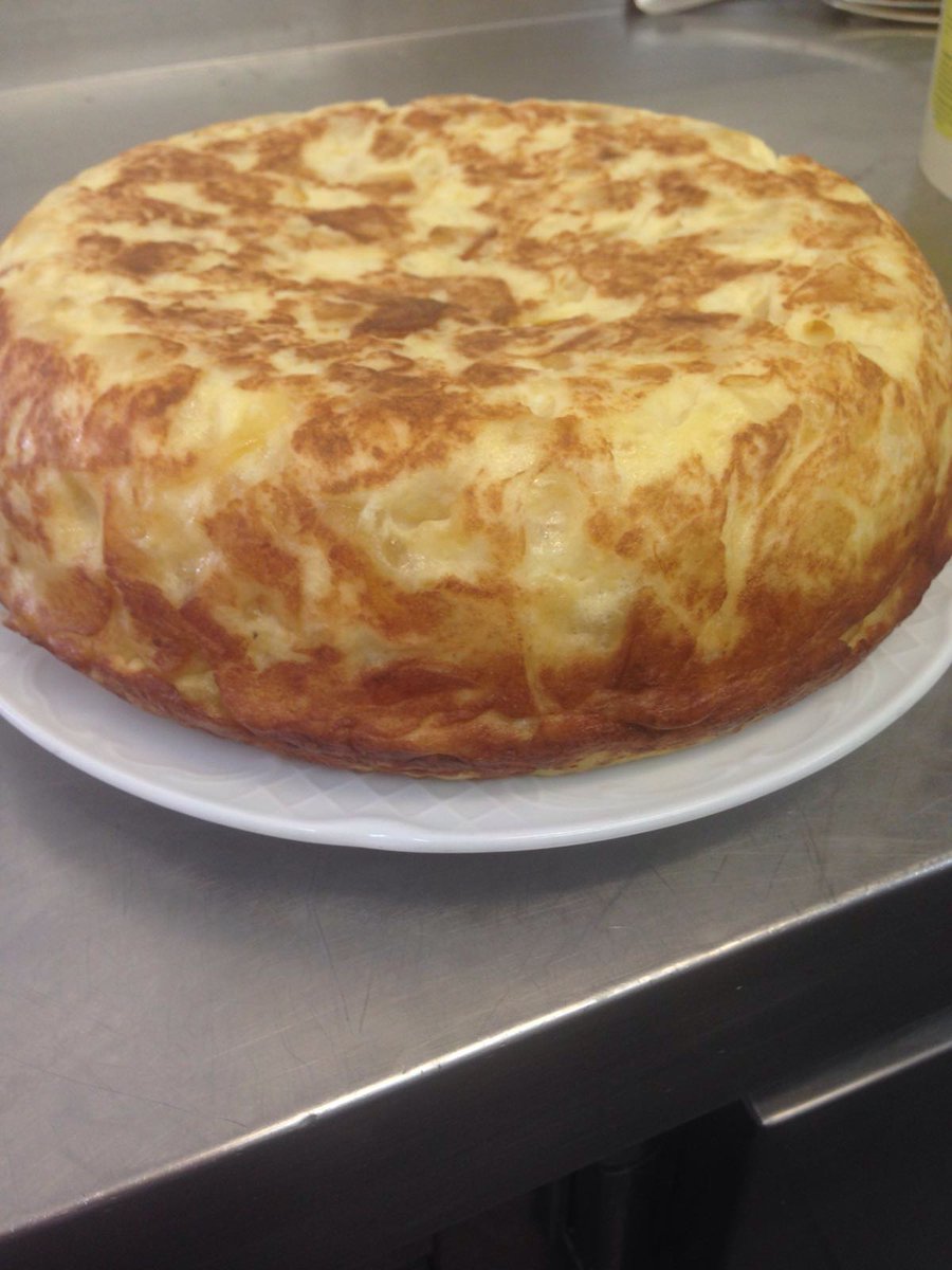 monstruodelace's tweet photo. Mira que tortilla de "papas" te esta esperando en el @monstruodelace. Vente que hoy es viernes https://t.co/YfhK3lRnsD