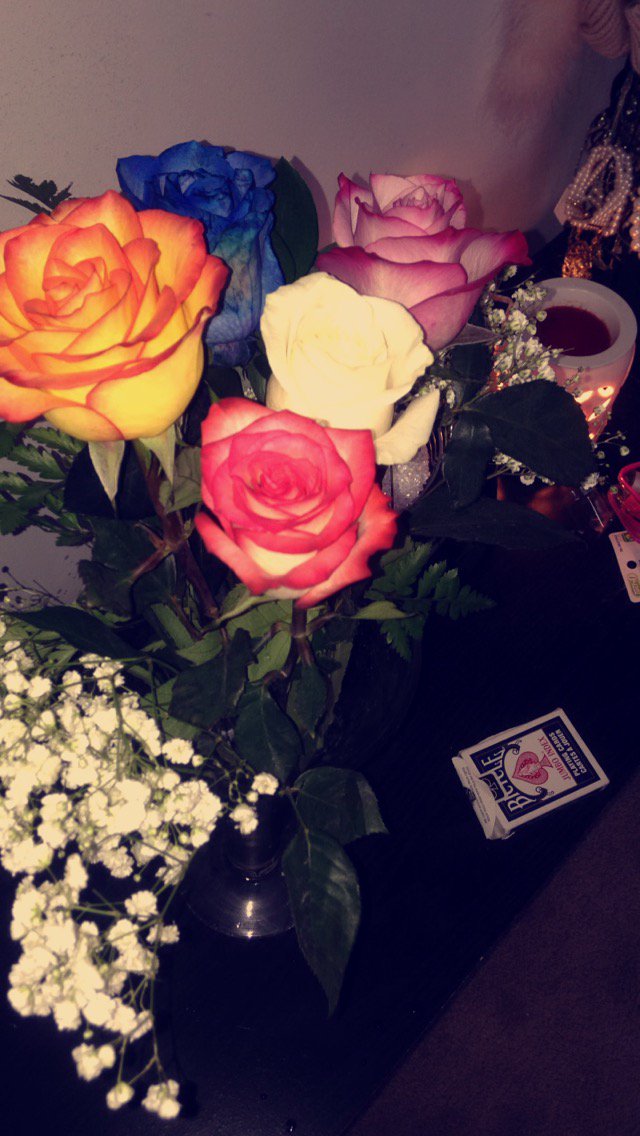 casssandra26's tweet photo. got home and Tyler had these on my bed waiting for me yesterday like talk about cutest boyfriend ever 😩😩💕💕 https://t.co/N4r2VB3Jih