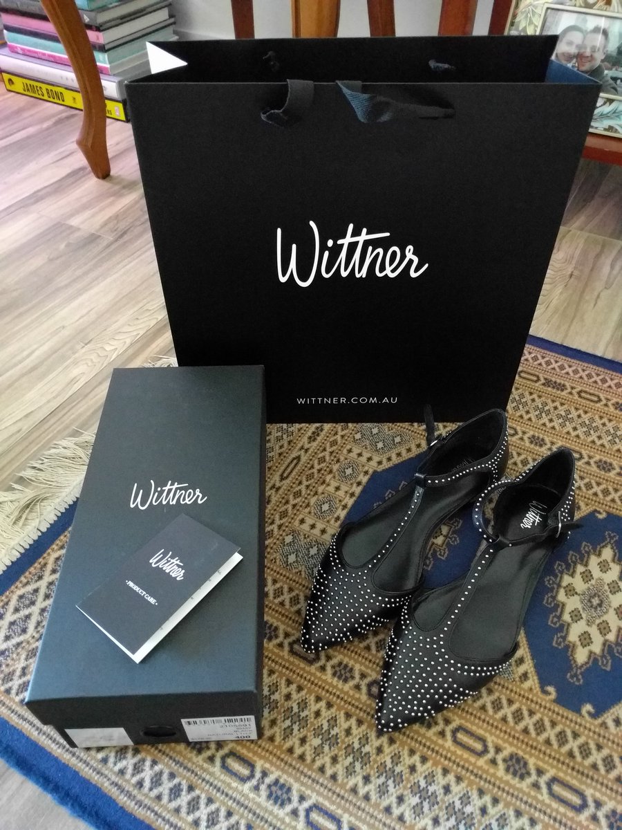 Anjanette_Hart's tweet image. Tonight's outfit is all about the shoes so much going on in 1 pair #Wittner #PointedFlats #AnkleStraps #SilverStuds