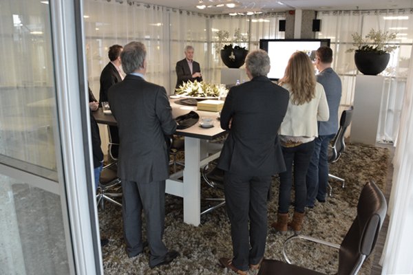 MarkantOffice's tweet image. De vrijdagmiddag bij Markant: een presentatie #DynamischWerken aan onze nieuwste zit/sta vergadertafel!