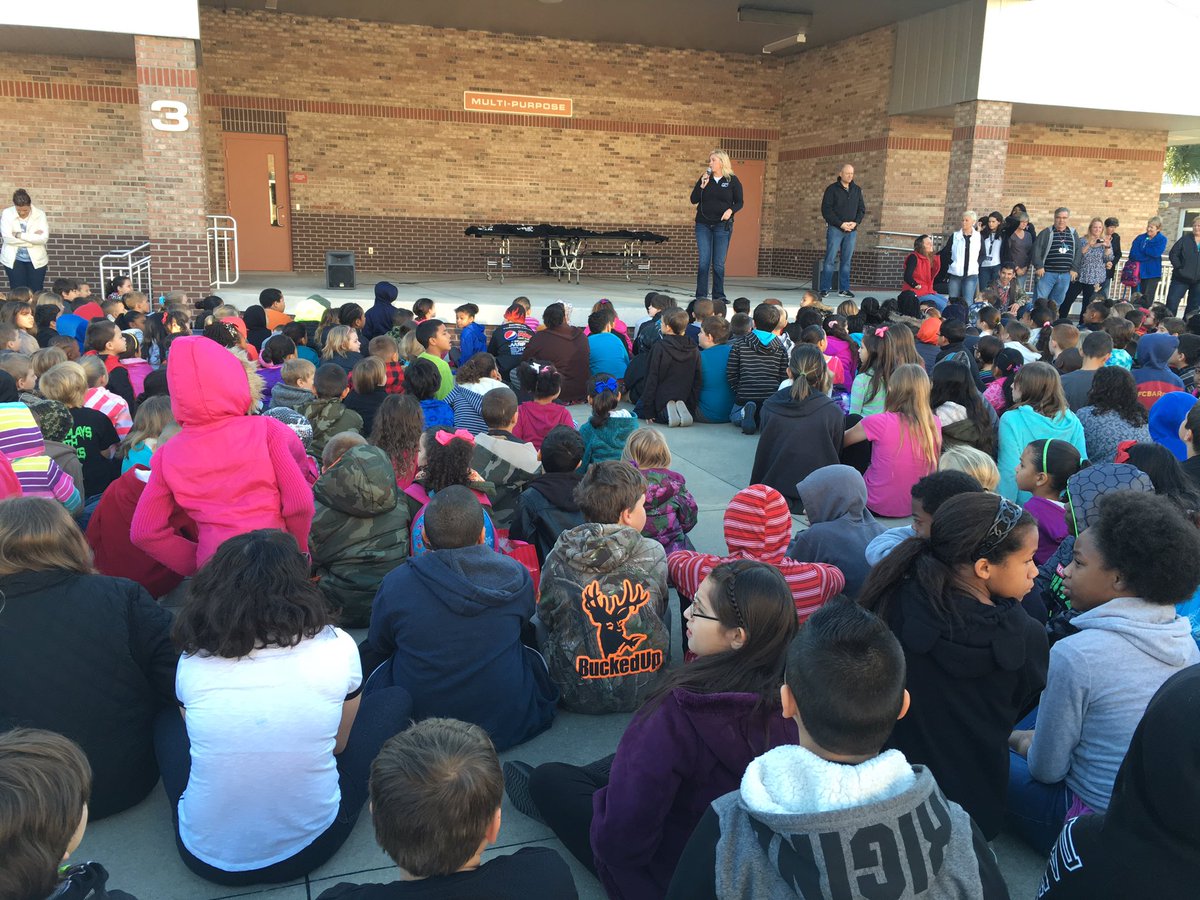 The entire <a href="/PrideLionsVCS/">Pride Elementary</a> family in the courtyard for a special moment, with our principal <a href="/LeslieLlfrazee/">leslie</a> #vcspln