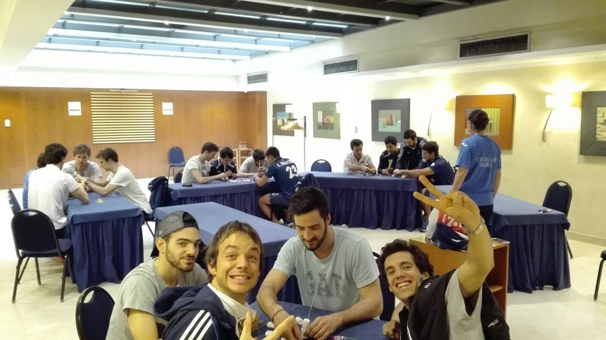 EstherMorencos's tweet photo. Trabajando en equipo, no todo es el hockey! #ccvm #THB2016 🏑🗒 https://t.co/U5wuCJoLBA