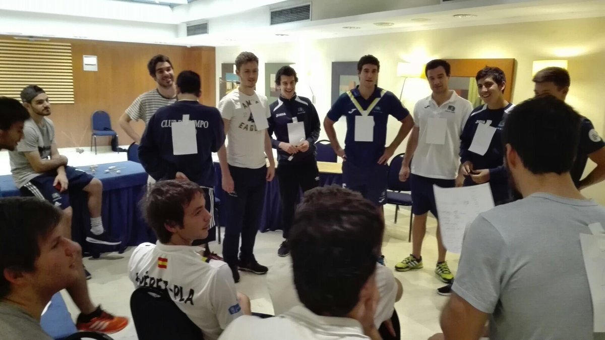 EstherMorencos's tweet photo. Trabajando en equipo, no todo es el hockey! #ccvm #THB2016 🏑🗒 https://t.co/U5wuCJoLBA