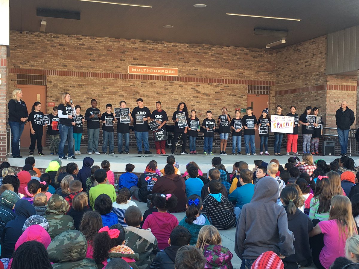 <a href="/LeslieLlfrazee/">leslie</a> @D_Sanford14 with <a href="/JoanneMillerHOH/">Joanne Miller</a> 's 5th graders. They are leaders here at <a href="/PrideLionsVCS/">Pride Elementary</a> #vcspln