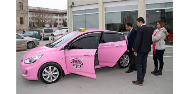 KaosGL's tweet photo. Pembe taksi tecavüz kültürünün ürünüdür - Beren Azizi https://t.co/kiipnZscNn https://t.co/PBO2N3qAnM