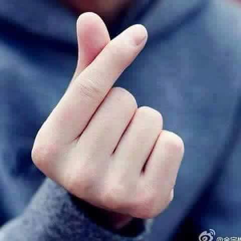 cruise808's tweet photo. الحركة ديه في كوريا لما تعملها لحد معناها "بحبك" ،،
جيت أعملها لـ ماما ،، قالتلي "منين ياحسرة" !! 😂😂 https://t.co/xbN4qbZgG7