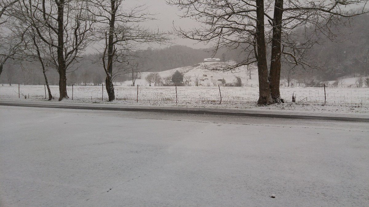 JasonWhiteTeam's tweet photo. Great snow photo here in Pittman Center this morning; stay safe! #PittmanCenter #SmokyMountains #EastTennessee https://t.co/RSs8R8Revr