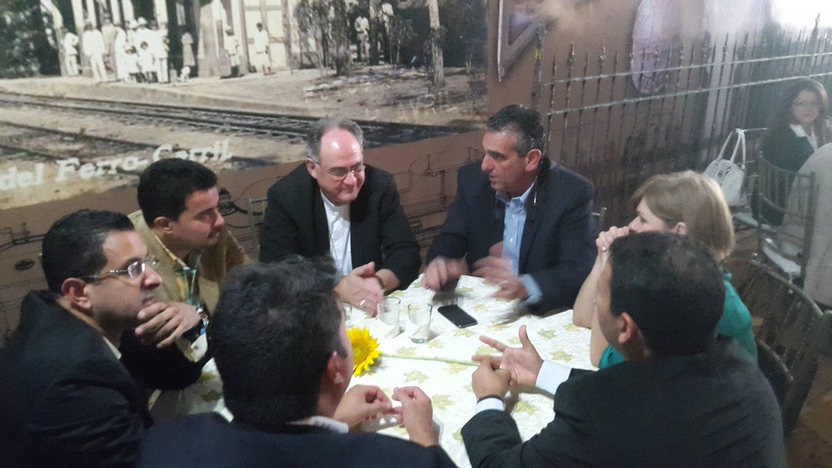 ENZOSCARANO's tweet photo. En el desayuno de @UCarabobo con mi esposa @Rosabrandonisio  @angelalvarezgil @Bejumero @jessydivo @TulioSalvatierr https://t.co/huPfUvy98M