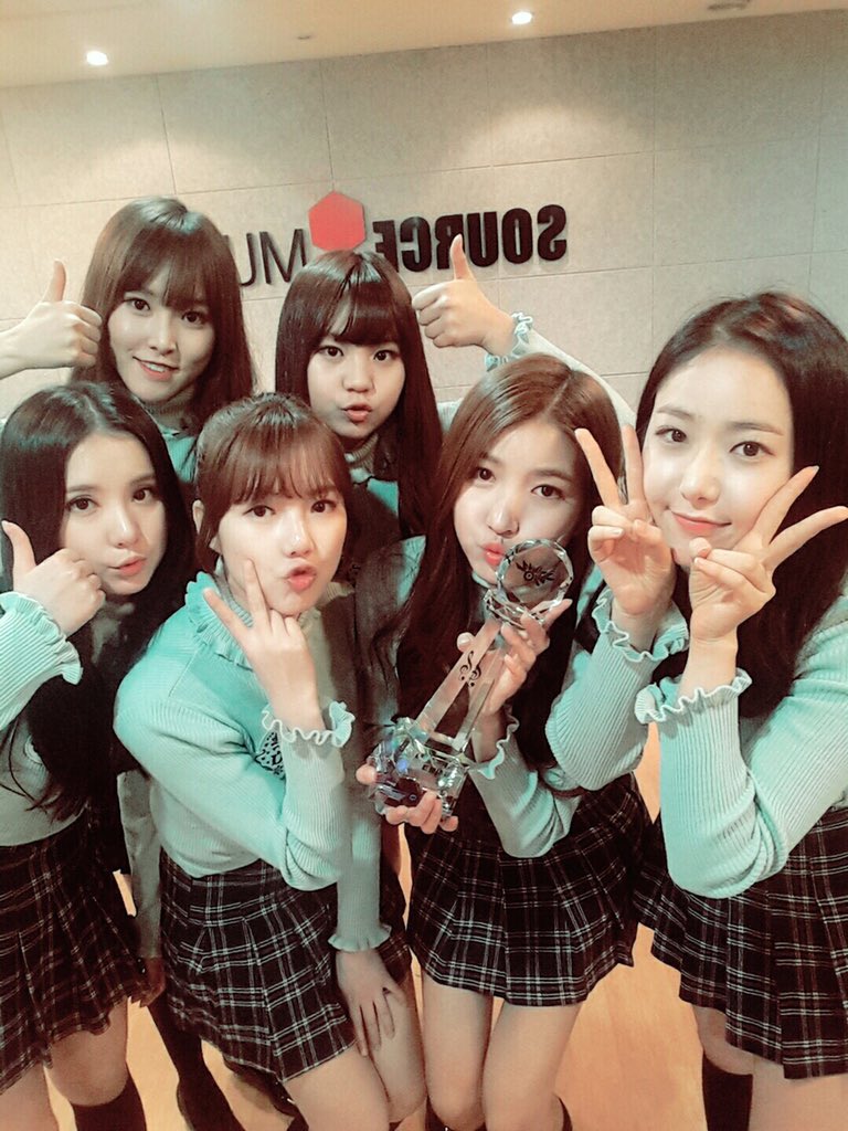GFRDofficial's tweet photo. #여자친구 #GFRIEND #뮤직뱅크 2번째 1위 트로피❤️ #버디 들 정말 감사합니다. 벌써 활동 3주차라는 게 믿기지 않지만 남은 기간 활동도 열심히 하겠습니다! https://t.co/Un8M6ftoW0