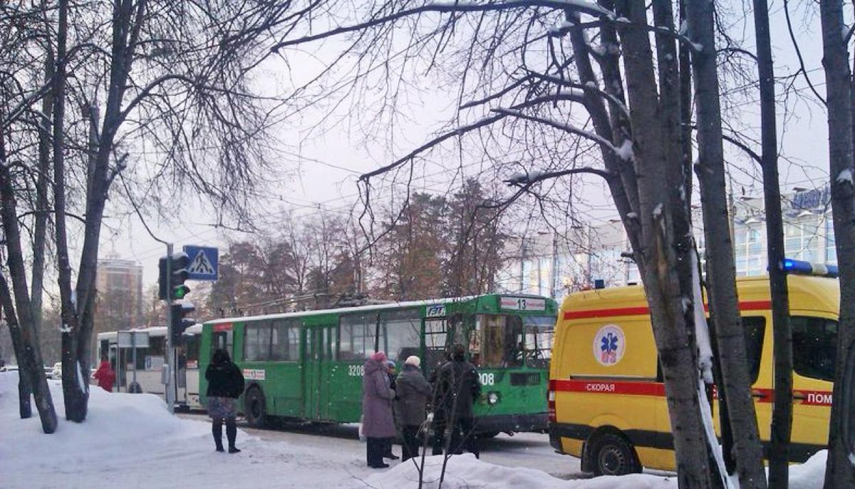 13 часов в автобусе. Троллейбус Новосибирск ДТП. 13 Автобус Новосибирск. Авария троллейбуса в Новосибирске.