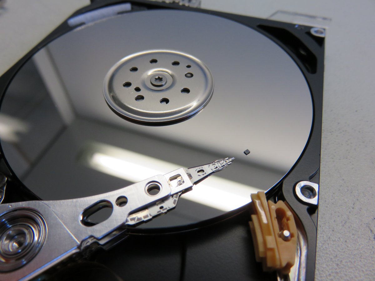 datarecovery_ch's tweet photo. Here we can see a slider ripped off the head stack. #datarecovery #readingheads #swissmade #hdd #data #slider https://t.co/bnfVMHQrG1