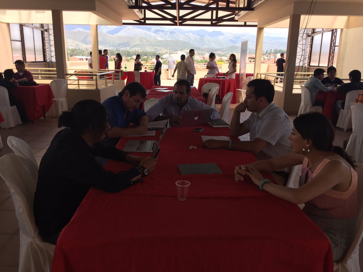 startupbo's tweet photo. Deliverando despues de los pitches para escoger los proyectos de mentorearemos #InnpacTAR #swlapaz #startupbo … https://t.co/4JFangnMTE