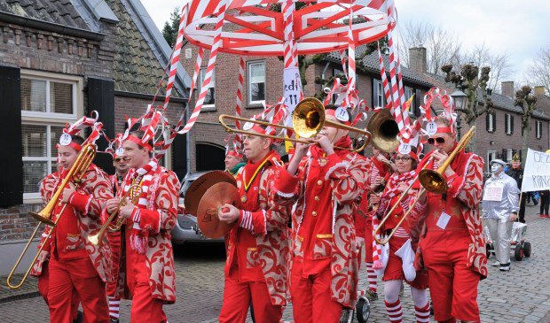 Redtband wint optocht Oirschot. grote loopgroepen. Proficiat