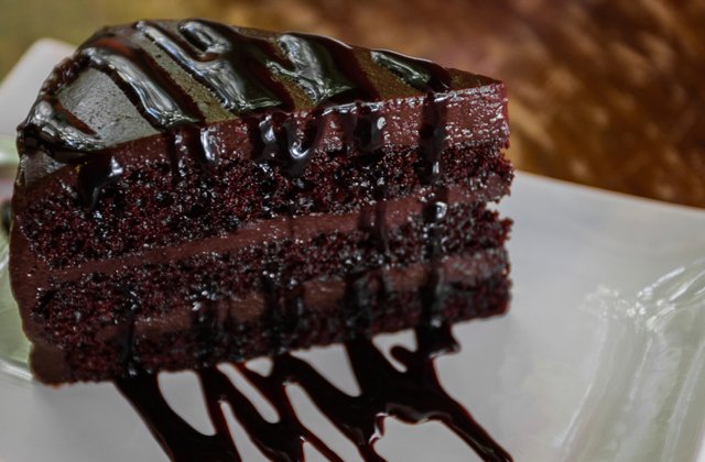 огромный кусок торта