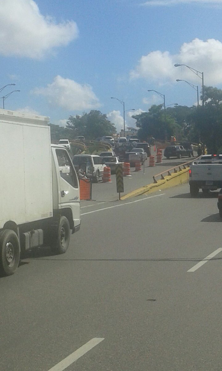 OficialUnap's tweet photo. PRECAUCIÓN. Carril derecho inhabilitado en elevado V Centenario, dir. O-E. @MOPCRD  realiza trabajos en el mismo. https://t.co/ggcauaELtk