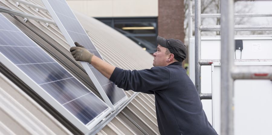 <a href="/WeijersEikhout/">Weijerseikhout</a> installeert in schoolvakantie 50 zonnepanelen #basisschool Ooij. Opbrengst 11.000 kWh op jaarbasis.