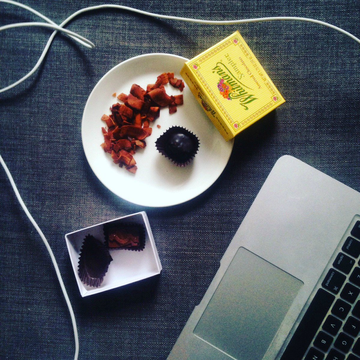 BareSnacks's tweet photo. Dear #bare Chocolate Bliss Coconut Chips, please help us get through the day. #barebreak https://t.co/QdbVLFNJ0O