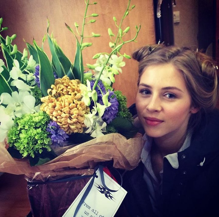 FallenaticsBRA's tweet image. "Obrigado por terem me tratado tão bem. Que equipe. Mal posso esperar para voltar em Março 🎬" - Hermione Corfield. 💜