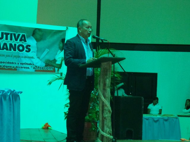 GobAmazonas's tweet photo. #Cumpliendo los compromisos @LiborioGuarulla hizo entrega d 36 reconversión de cargos a empleados de la @gobamazonas https://t.co/DGsam8oX9n