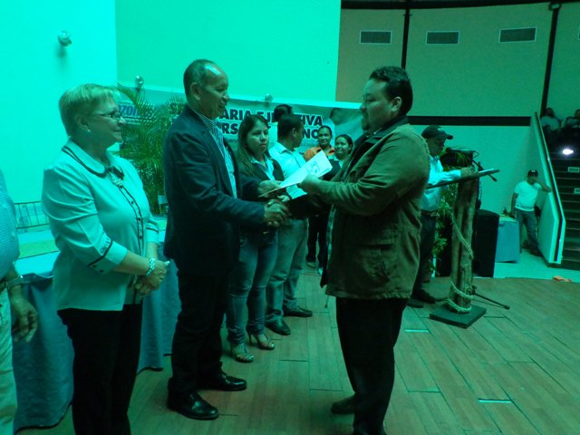 GobAmazonas's tweet photo. #Cumpliendo los compromisos @LiborioGuarulla hizo entrega d 36 reconversión de cargos a empleados de la @gobamazonas https://t.co/DGsam8oX9n