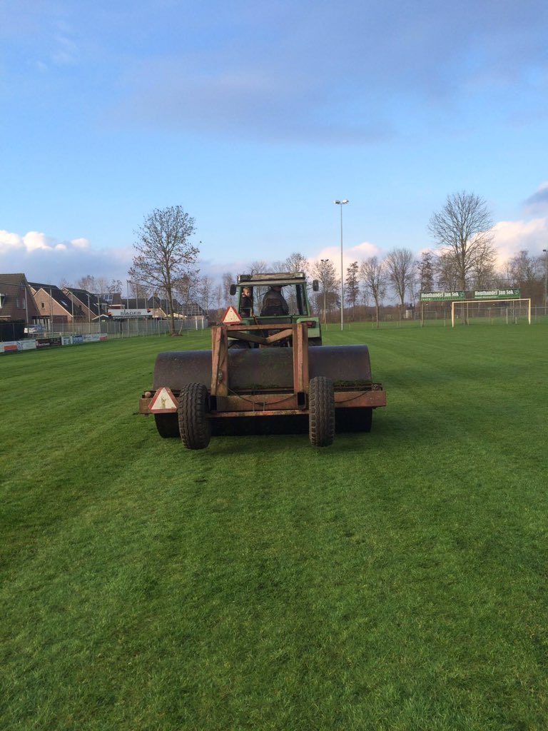VVOranjeZwart's tweet photo. Vandaag hebben onze vrijwilligers ervoor gezorgd dat het veld weer bespeelbaar is. Super bedankt mannen! #klasse https://t.co/Ok4a2kVRG7
