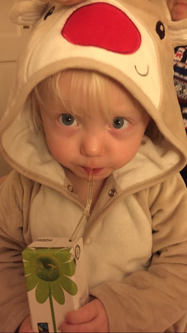 TessaSayers's tweet image. Ava loves her apple juice. #fairtrade #naturalbeverages #fruithit @NatBevFruitHit