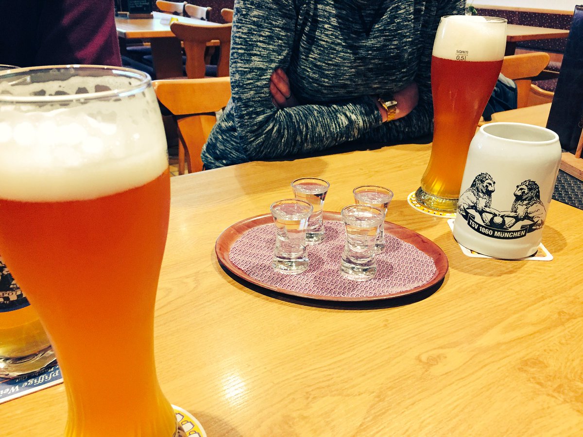 famone_'s tweet photo. 16:45 Uhr: das Wochenende wird eingeläutet. "Es ist scho am Abend!" #bayern #tradition #schnappes #woiza https://t.co/2Mpxtj5Htq