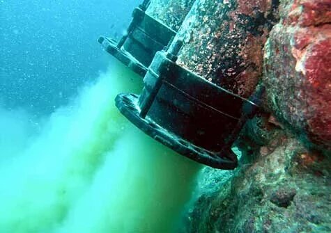 Канализация стекает в море. Загрязнение черного моря сточными водами. Загрязнение мирового океана. Канализационные трубы в море.