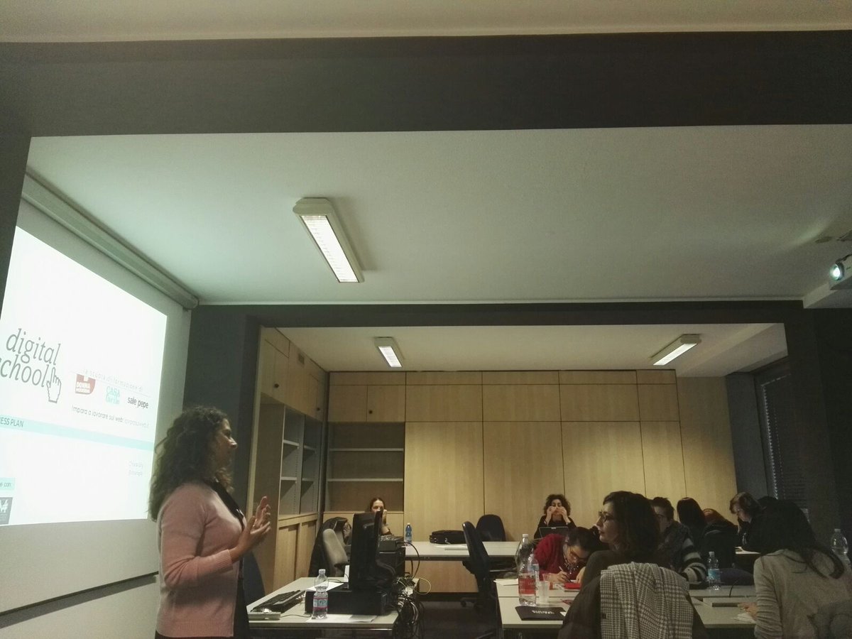 digitalschool's tweet photo. momenti del percorso formativo in aula del #progettodigitalschool voluto da @DonnaModerna @CasaFacile @salepepe_it https://t.co/UjQc1hzwbw