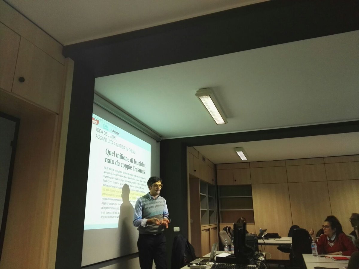 digitalschool's tweet photo. momenti del percorso formativo in aula del #progettodigitalschool voluto da @DonnaModerna @CasaFacile @salepepe_it https://t.co/UjQc1hzwbw