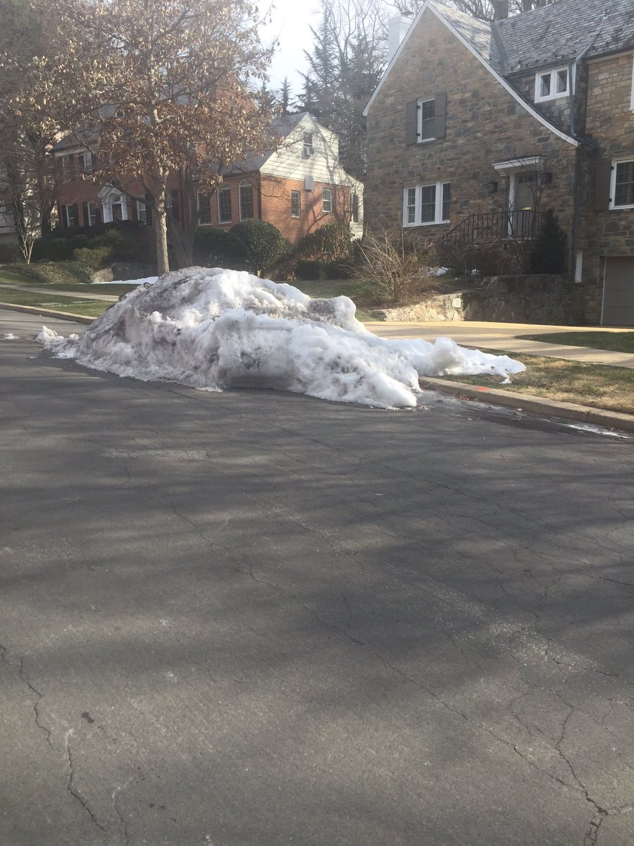 DCCowboysfan's tweet photo. ❄️DPW still in snow removal in Ward 3❄️ @jeffreyhansp @SWMAPRIDE @DCDPW https://t.co/8Hbjdm2nI7