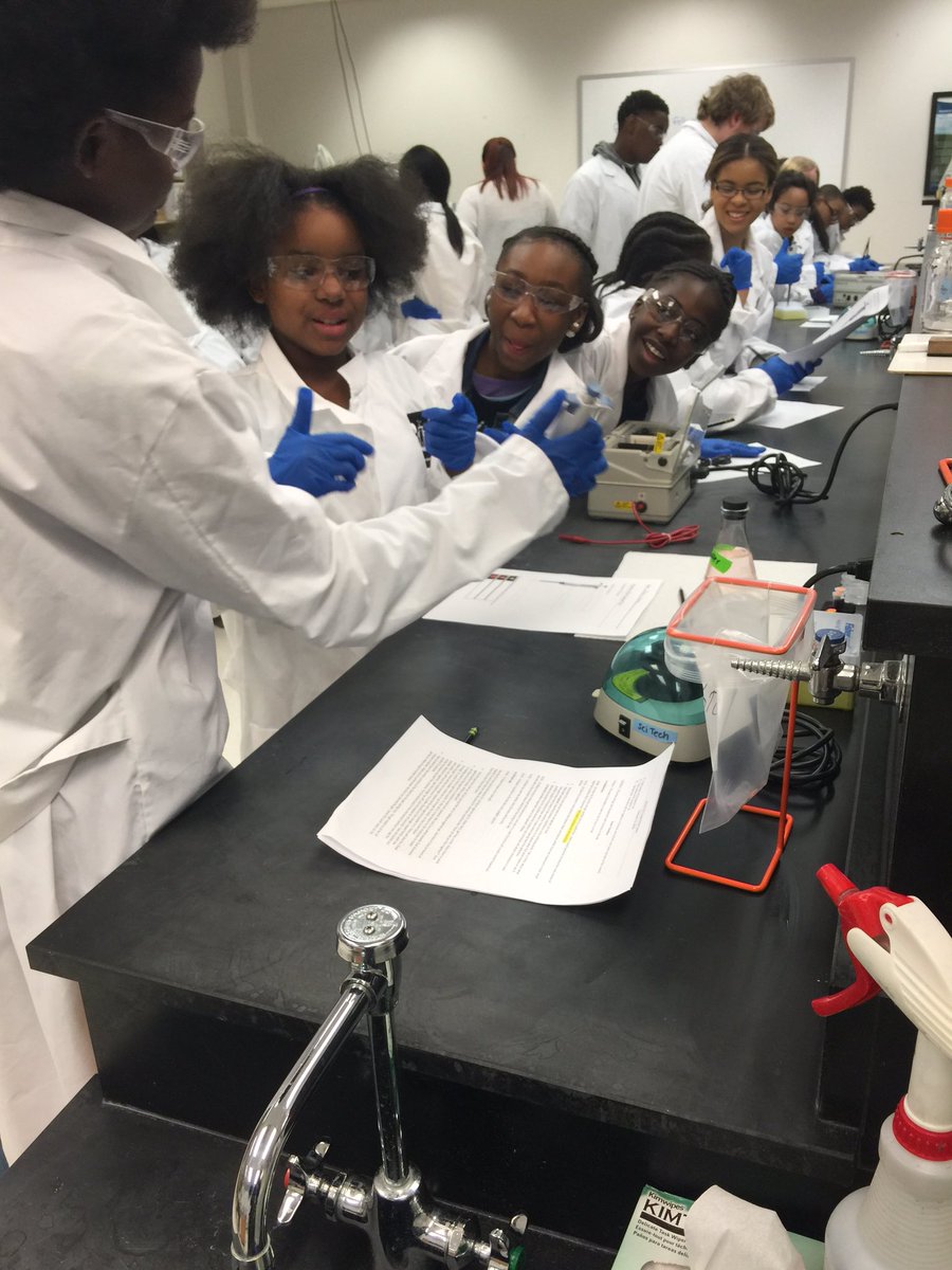 MrsLedlsClass's tweet photo. Halstead Academy/Pleasant Plains and Randallstown partnership working in the lab! @HalsteadAcademy @Pleasant_Plains https://t.co/Fv6GvZdzId