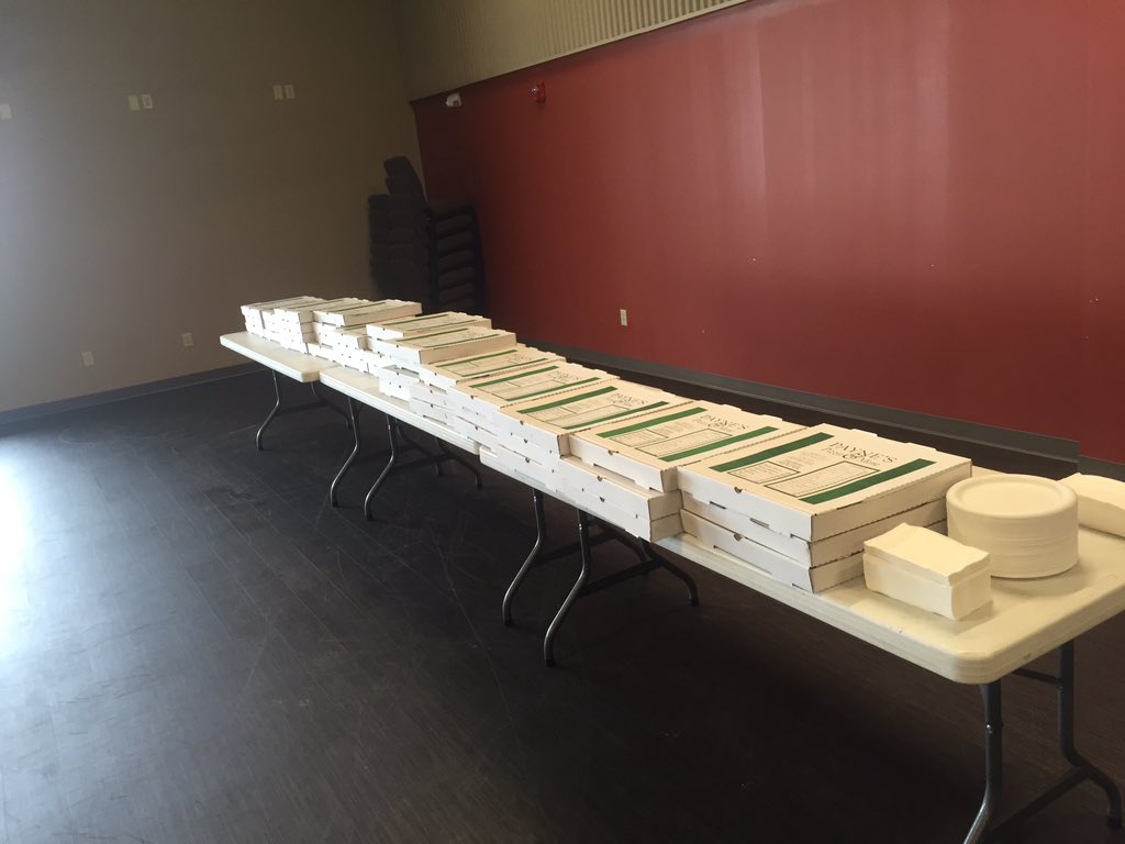 MarionHardingTI's tweet photo. Now that is a lot of Pizza! https://t.co/L4y2crXZpN
