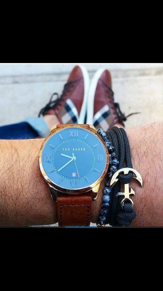 يَ انعكاسي 
في مرايات الترف
ما بقالي
بعد هذا الورد شي ! 
ولو يحس اللي ورا ظلّك ، عرَف :
انّ روحي ذابلة ..والورد حي