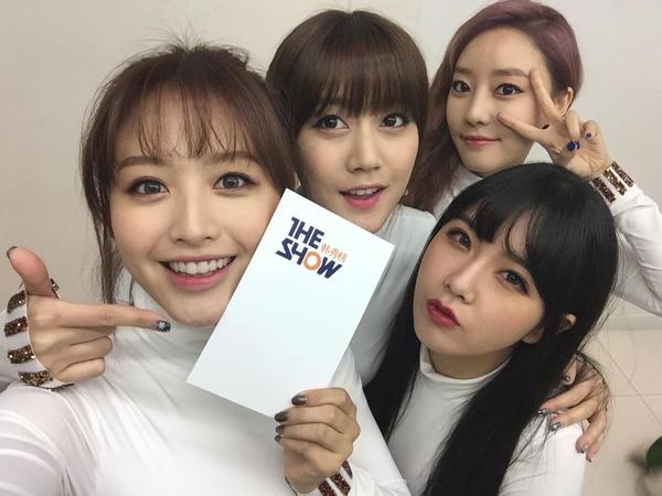 emojiphobe's tweet photo. rainbow blaxx includes (left to right in pic) jaekyung, seungah, woori, and hyunyoung. https://t.co/zM1ts7ucv3