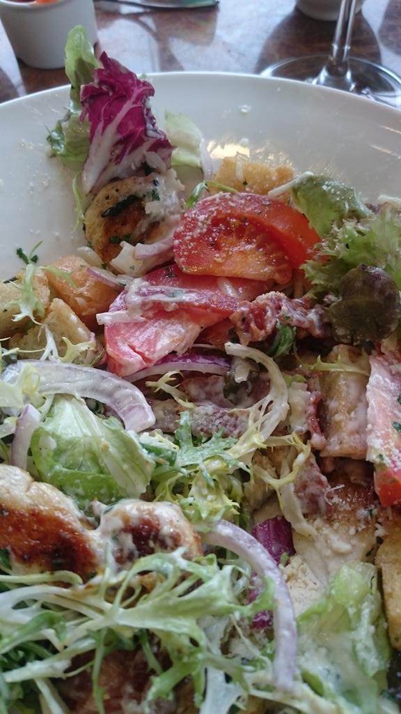 samlewis0712's tweet photo. Is this a ceasar salad?  @javalytham? No i don't think so.. Not with tomato, onion, cucumber and dried out chicken. https://t.co/hMho5DXGtT