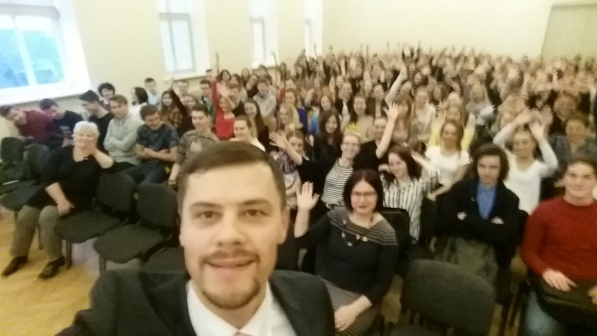 GirtsRuda's tweet photo. Kopīgs selfijs ar 100 vidusskolniekiem Raiņa ģimnāzijā=ideāls sākums sarunai par juristiem,dzīvi&amp;motivāciju mācīties https://t.co/YTKf5G5OWS