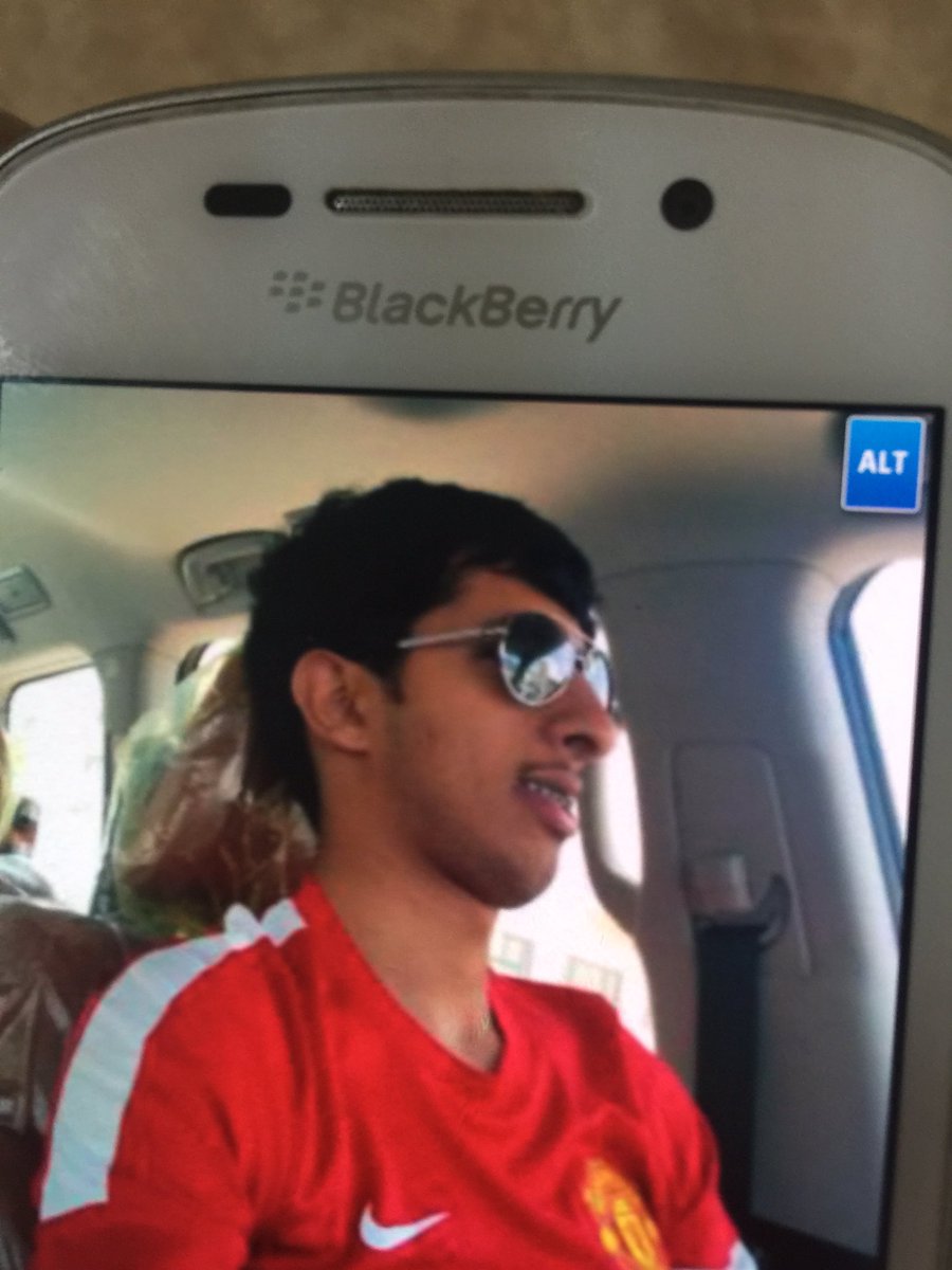 اخوي يموت في مانشستر الله يشفيه 😔