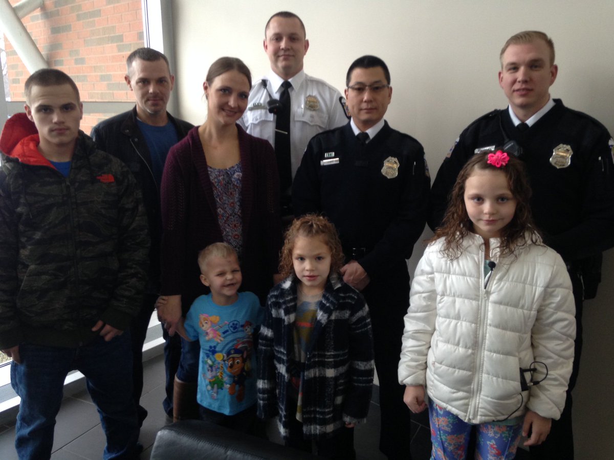ColumbusPolice's tweet image. Children rescued from their burning home say &quot;thank you&quot; to the officers who rescued them
nbc4i.com/2016/02/12/fam…