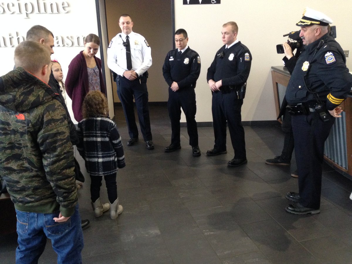 ColumbusPolice's tweet image. Children rescued from their burning home say &quot;thank you&quot; to the officers who rescued them
nbc4i.com/2016/02/12/fam…
