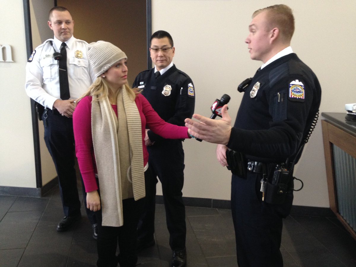 ColumbusPolice's tweet image. Children rescued from their burning home say &quot;thank you&quot; to the officers who rescued them
nbc4i.com/2016/02/12/fam…