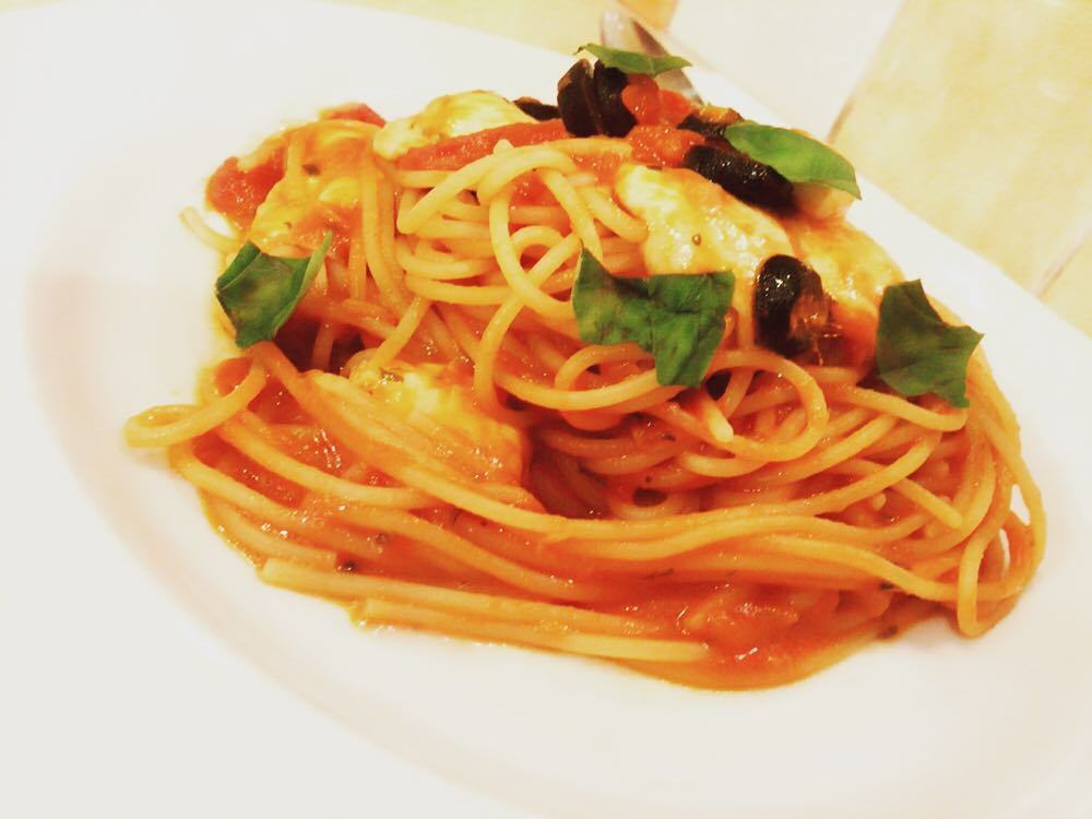 instahachiman's tweet image. #20160212 #instafood #olivekitchen #mozzarellatomatosource 
ほぼ店員さんみんなと仲良し😝 ift.tt/1PI4Itv