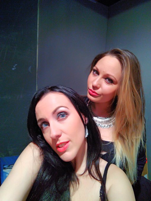 En direct du salon de Arras ! #salonerotique #Arras #pornstars @SabrinaSweetX @Alexia_Chuck  !!!! https://t<a href="/tag/salonerotique"class="tags">#salonerotique</a><a href="/tag/arras"class="tags">#Arras</a><a href="/tag/pornstars"class="tags"><span>#pornstars</span></a>