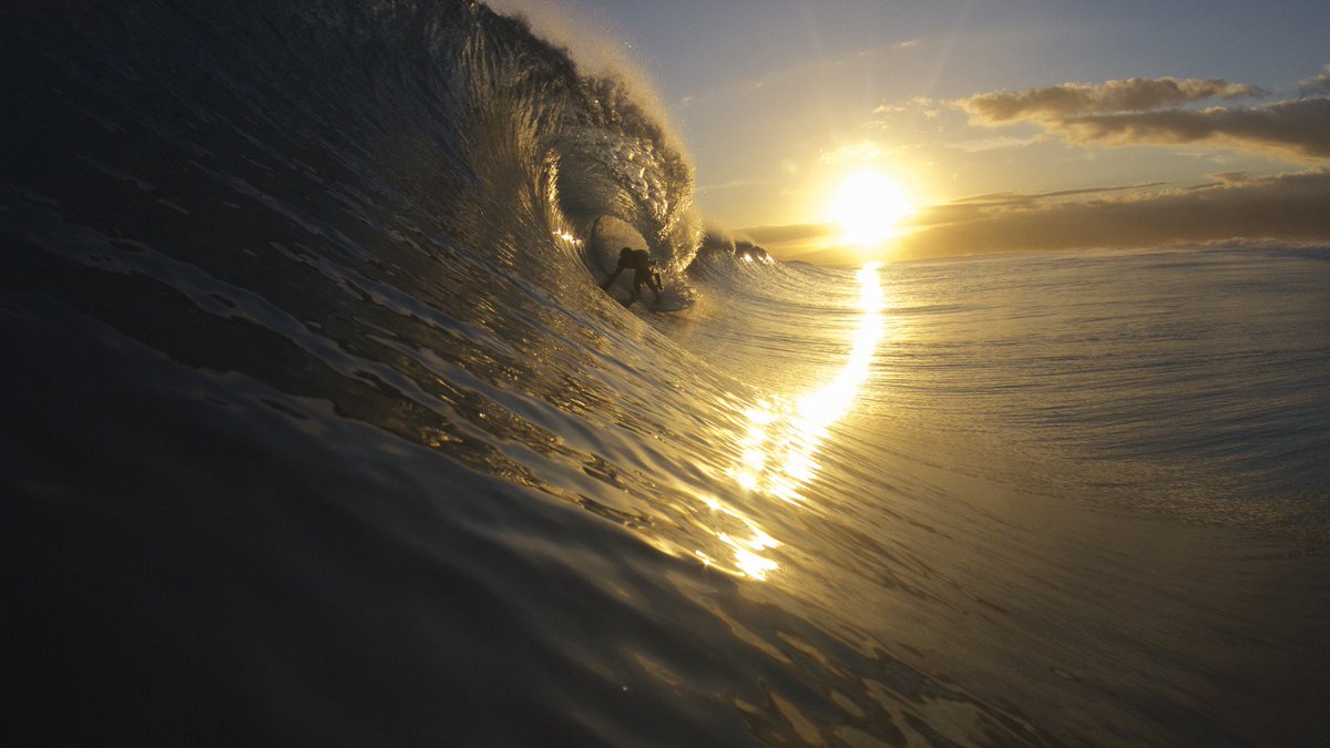 AganoaLodge's tweet photo. The sunset reflecting off a great Aganoa swell. #perfectsurf #samoa https://t.co/41RFlLkot7