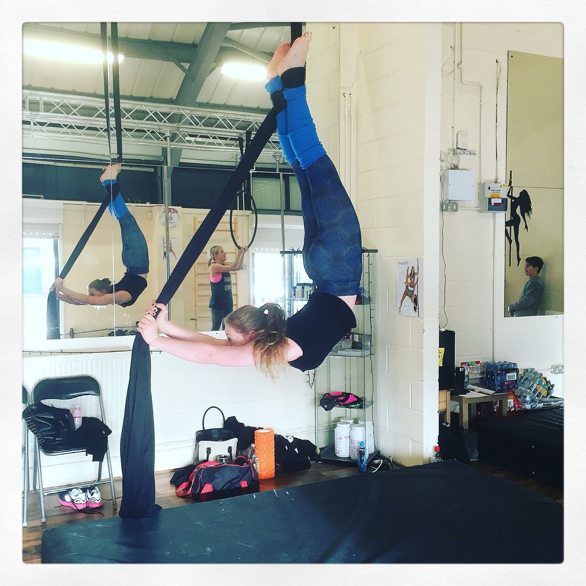 Spana88's tweet photo. #aerial #hoop #silks https://t.co/B0HDIByygx