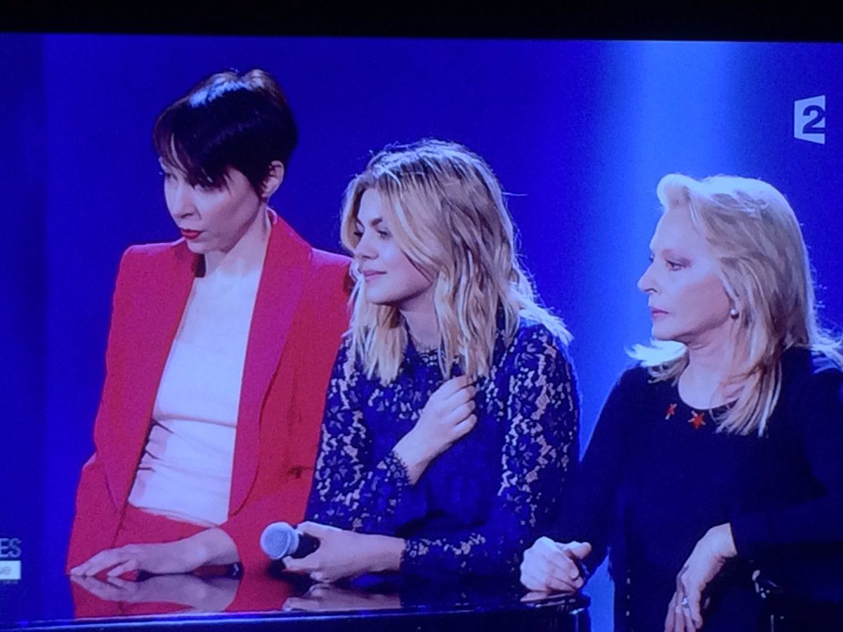 Tatiemaude's tweet photo. Il fallait être sur Fr2 pr voir le sublime hommage de @JeanneCherhal @louane #VSanson pr @shellerwilliam #émotion https://t.co/hWBd319sd5