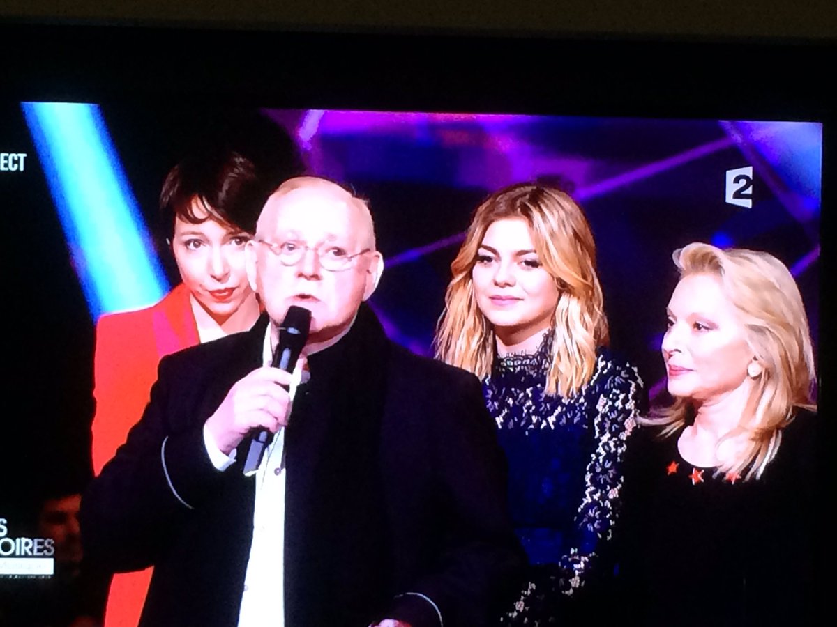 Tatiemaude's tweet photo. Il fallait être sur Fr2 pr voir le sublime hommage de @JeanneCherhal @louane #VSanson pr @shellerwilliam #émotion https://t.co/hWBd319sd5